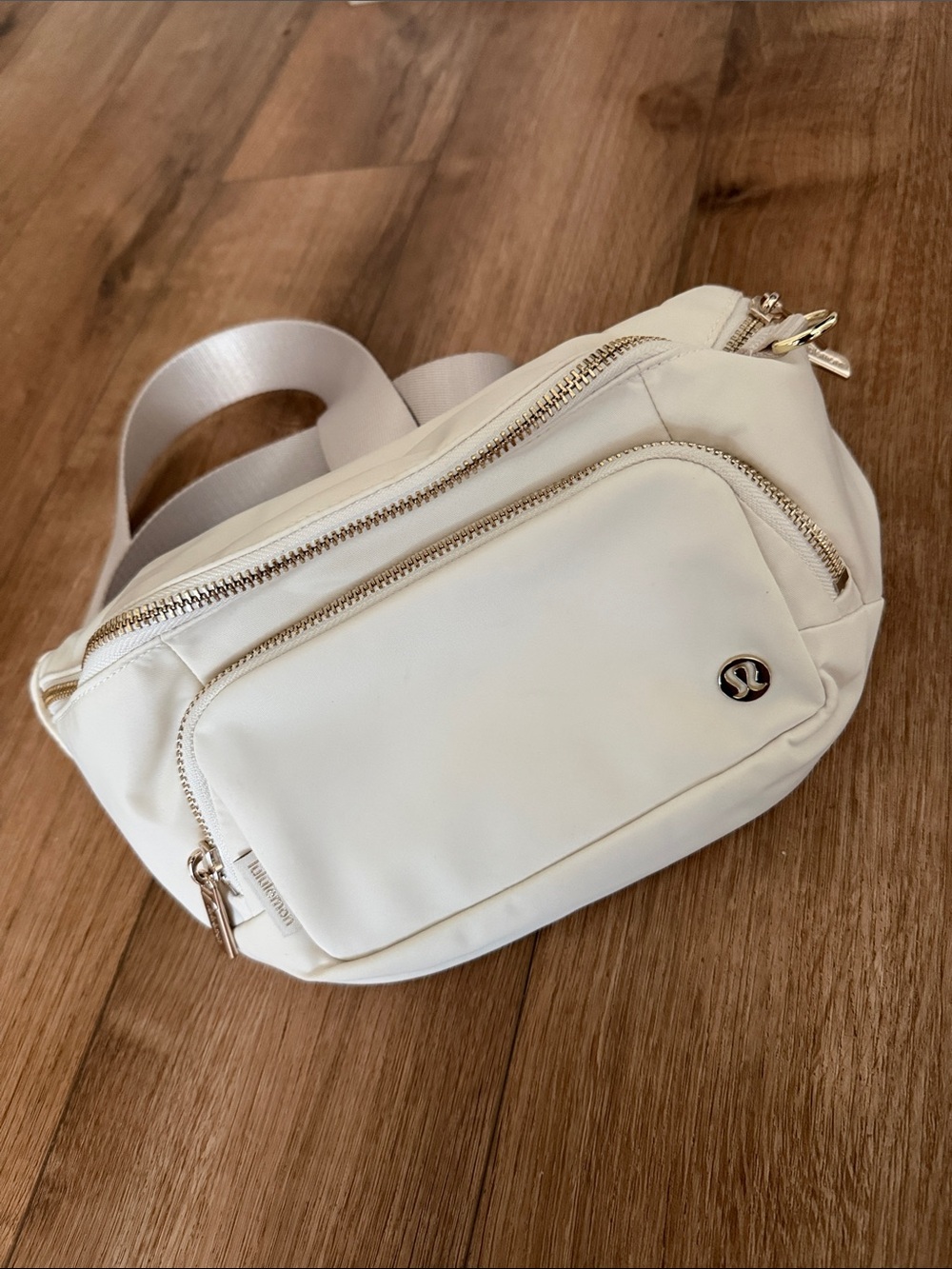 Lululemon Everywhere Belt Bag Extra Large 4L
Gold Hardware (new like condition)